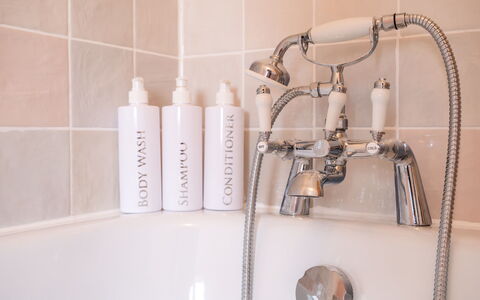 The Old Schoolhouse at Penrhos: Idraulico Fixture, Idraulico, Rubinetto, Bagno, Lavello, Specchio