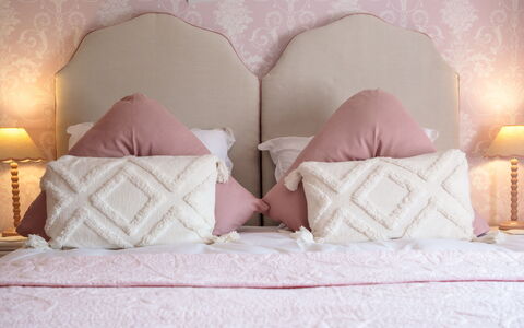 The Old Schoolhouse at Penrhos: Letto, Bedding, Camera Da Letto, Mobilia, Lenzuolo, Interior Design, Cuscino, Biancheria, Rosa, Lancia Cuscino