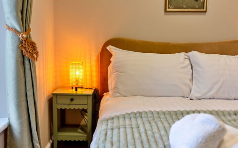 The Kiln: Mobilia, Letto, Bedding, Camera Da Letto, Interior Design, Lenzuolo, Parete, Legna, Biancheria, Giallo