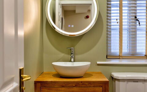 The Kiln: Lavandino Del Bagno, Interior Design, Specchio, Idraulico Fixture, Lavello, Rubinetto, Bagno, Pavimentazione, Mobiletto Del Bagno, Idraulico
