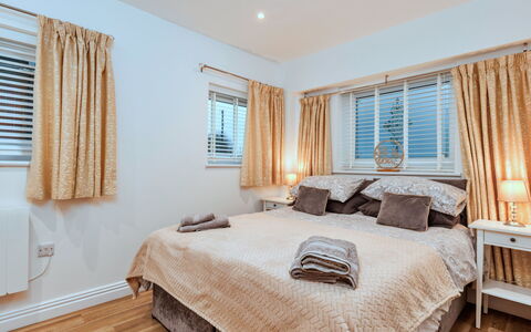 North View Annexe: Letto, Mobilia, Camera Da Letto, Interior Design, Bedding, Lenzuolo, Legna, Soffitto, Biancheria, Pavimento