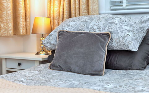 North View Annexe: Camera Da Letto, Mobilia, Interior Design, Bedding, Lenzuolo, Biancheria, Letto, Cuscino, Lancia Cuscino, Tessile