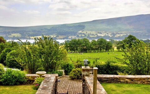 Willow'S View: Erba, Paesaggio Naturale, Paesaggio, Collina, Arbusto, Giardino, Nube, Lotto, Groundcover