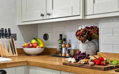 Willow'S View: Frutta, Tavola, Cibo, Cucina, Mobilia, Controsoffitto, Bottiglia, Cabinetry, Elettrodomestico Da Cucina, Cassetto