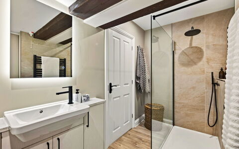 Willow'S View: Pavimentazione, Parete, Interior Design, Pavimento, Idraulico Fixture, Bagno, Legna, Soffitto, Mobiletto Del Bagno, Idraulico