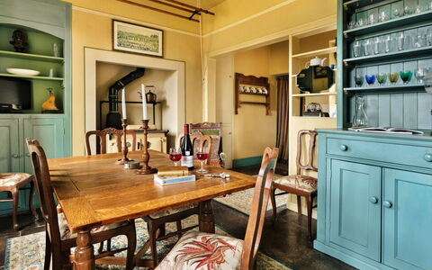 Bourne Edge: Mobilia, Interior Design, Pavimentazione, Legna, Tavolo, Pavimento, Sedia, Soffitto, Sala Da Pranzo, Cucina & Sala Da Pranzo Tavolo