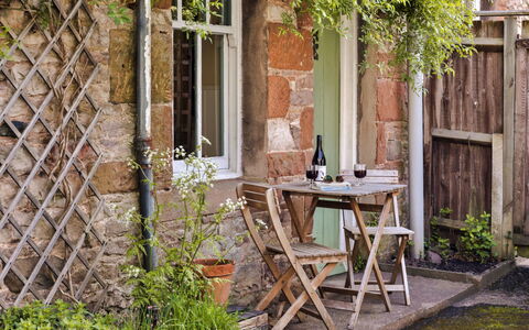Bourne Edge: Mobilia, Legna, Vaso Di Fiori, Mobili Da Esterno, Arbusto, Sedia, Tavolo Esterno, Brick, Giardino