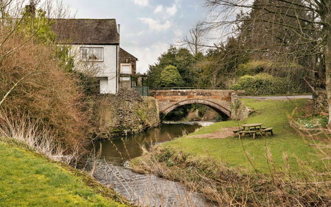 Bourne Edge: Ponte, Risorse Idriche, Acqua, Corpo D'Acqua, Natura, Alveo, Waterway, Canale, Arch Bridge
