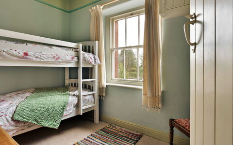 Bourne Edge: Interior Design, Parete, Pavimentazione, Camera Da Letto, Letto, Mobilia, Pavimento, Legna, Soffitto, Bedding