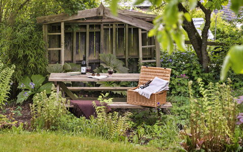 Bourne Edge: Giardino, Arbusto, Comunita 'Impianto, Mobilia, Mobili Da Esterno, Groundcover, Backyard, Tavolo Esterno, Primavera