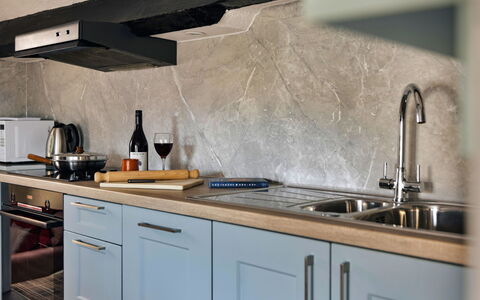 The Lake Gables: Cucina, Controsoffitto, Elettrodomestico Da Cucina, Apparecchio Major, Interior Design, Pavimentazione, Cucina Stufa, Cabinetry, Mobilia, Stufa