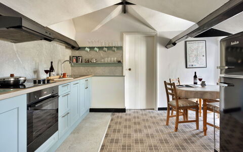 The Lake Gables: Cucina, Mobilia, Interior Design, Controsoffitto, Pavimentazione, Parete, Elettrodomestico Da Cucina, Soffitto, Legna, Apparecchio Major