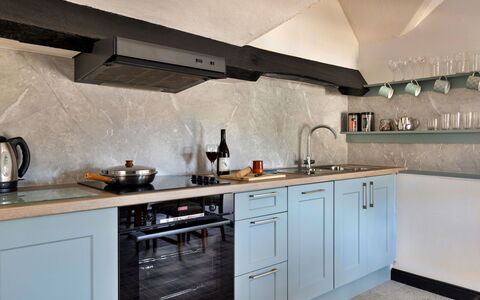 The Lake Gables: Cucina, Controsoffitto, Elettrodomestico Da Cucina, Apparecchio Major, Cucina Stufa, Interior Design, Cabinetry, Pavimentazione, Stufa, Stufa A Gas