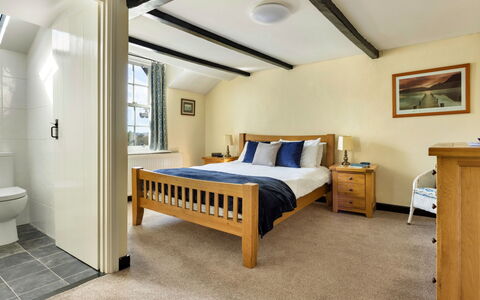 The Lake Gables: Mobilia, Letto, Interior Design, Camera Da Letto, Casa, Soffitto, Pavimento, Telaio Del Letto, Camera, Bedding