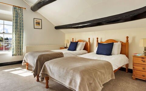 The Lake Gables: Mobilia, Legna, Camera Da Letto, Letto, Soffitto, Interior Design, Pavimento, Pavimentazione, Bedding, Lenzuolo