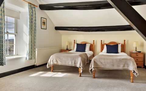 The Lake Gables: Mobilia, Interior Design, Letto, Camera Da Letto, Pavimentazione, Parete, Pavimento, Legna, Soffitto, Bedding