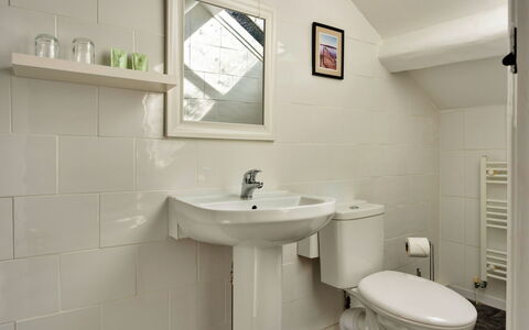 The Lake Gables: Idraulico Fixture, Bagno, Parete, Pavimentazione, Lavandino Del Bagno, Lavello, Pavimento, Interior Design, Rubinetto, Idraulico
