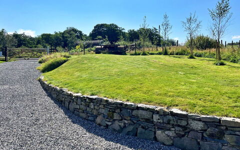 Howgill Pod: Erba, Roccia, Muro ​​Di Pietra, Arbusto, Paesaggio, Pascolo, Groundcover, Giardino, Prato