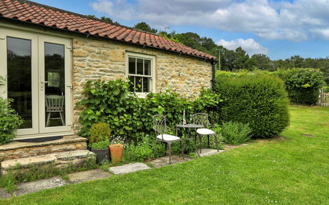 Mole End: Arbusto, Villetta, Casa, Giardino, Tetto, Lotto, Groundcover, Porta, Agriturismo