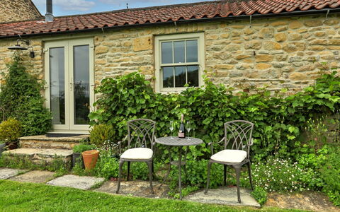 Mole End: Parete, Arbusto, Giardino, Vaso Di Fiori, Villetta, Groundcover, Brick, Landscaping, Muro ​​Di Pietra