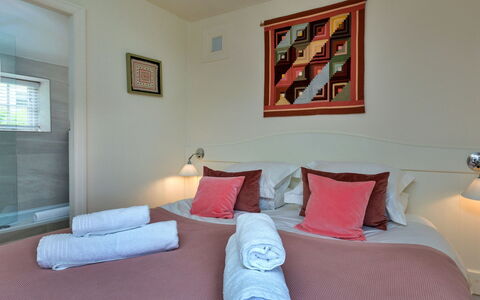 Mole End: Mobilia, Interior Design, Pavimentazione, Pavimento, Parete, Legna, Letto, Soffitto, Camera, Camera Da Letto