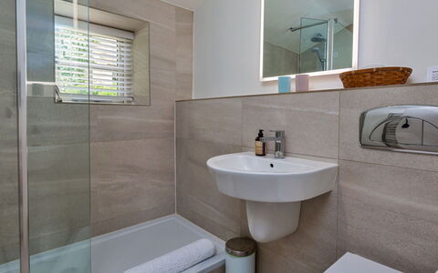 Mole End: Bagno, Idraulico Fixture, Pavimentazione, Interior Design, Parete, Pavimento, Gabinetto, Lavello, Idraulico, Lavandino Del Bagno