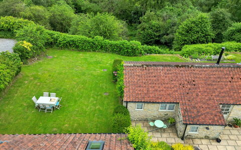 The Burrows: Erba, Arbusto, Casa, Lotto, Villetta, Groundcover, Giardino, Area Rurale, Prato, Agriturismo