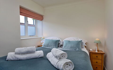 The Burrows: Mobilia, Interior Design, Letto, Camera Da Letto, Pavimento, Legna, Pavimentazione, Soffitto, Lenzuolo, Camera