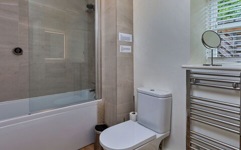 The Burrows: Bagno, Toilet Seat, Idraulico Fixture, Gabinetto, Pavimentazione, Pavimento, Vasca Da Bagno, Interior Design, Idraulico, Rubinetto