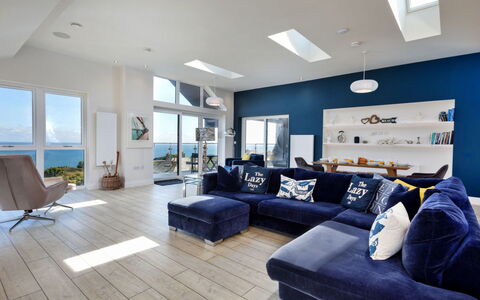 The Penthouse, Scarborough: Mobilia, Divano, Soggiorno, Pavimentazione, Interior Design, Pavimento, Soffitto, Camera, Appartamento