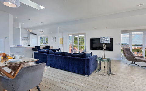 The Penthouse, Scarborough: Mobilia, Pavimentazione, Interior Design, Pavimento, Divano, Legna, Soffitto, Pavimento In Legno, Soggiorno, Casa