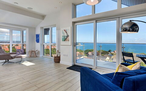 The Penthouse, Scarborough: Mobilia, Pavimentazione, Pavimento, Interior Design, Pavimento In Legno, Soffitto, Tavolo, Sedia, Mare, Ricorrere