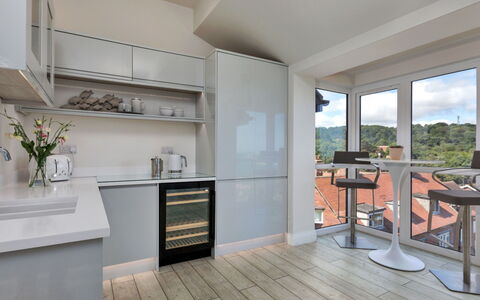 The Penthouse, Scarborough: Elettrodomestico Da Cucina, Cucina, Mobilia, Interior Design, Controsoffitto, Pavimentazione, Apparecchio Major, Cabinetry, Parete, Pavimento