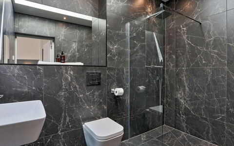 The Penthouse, Scarborough: Pavimentazione, Pavimento, Idraulico Fixture, Interior Design, Piastrella, Idraulico, Soffitto, Bagno, Rubinetto