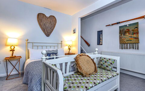 No.3 Sandside: Mobilia, Letto, Interior Design, Camera Da Letto, Parete, Bedding, Camera, Soffitto, Legna, Pavimento