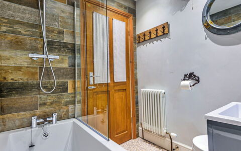 No.3 Sandside: Idraulico Fixture, Parete, Pavimentazione, Bagno, Interior Design, Legna, Pavimento, Rubinetto, Idraulico, Piastrella