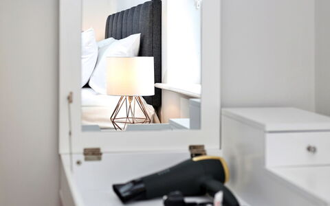 Captains Retreat, Whitby: Mobilia, Interior Design, Illuminazione, Camera Da Letto, Camera, Casa, Lampada, Letto, Specchio