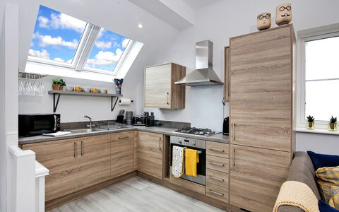 Captains Retreat, Whitby: Cucina, Controsoffitto, Cabinetry, Elettrodomestico Da Cucina, Mobilia, Apparecchio Major, Legna, Pavimentazione, Elettrodomestico, Interior Design