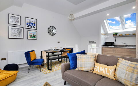 Captains Retreat, Whitby: Mobilia, Interior Design, Divano, Pavimentazione, Pavimento, Legna, Camera, Soffitto, Soggiorno, Appartamento