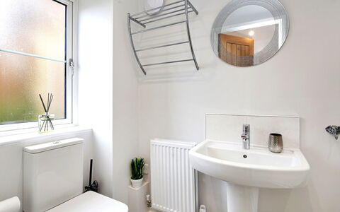 Captains Retreat, Whitby: Interior Design, Parete, Bagno, Idraulico Fixture, Pavimentazione, Pavimento, Lavello, Lavandino Del Bagno, Rubinetto, Gabinetto