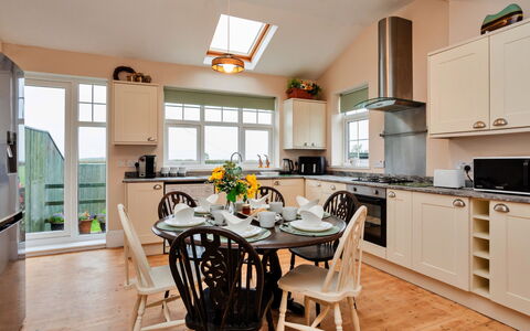 The Old Storehouse: Mobilia, Interior Design, Pavimentazione, Legna, Cucina, Elettrodomestico Da Cucina, Soffitto, Cabinetry, Camera, Pavimento