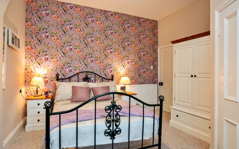 The Old Storehouse: Mobilia, Interior Design, Parete, Camera Da Letto, Tessile, Letto, Rosa, Illuminazione, Camera, Pavimentazione