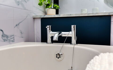 The Old Storehouse: Idraulico Fixture, Rubinetto, Bagno, Idraulico, Lavello, Lavandino Del Bagno, Specchio, Piastrella