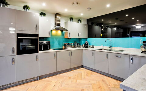 South Beach House: Cucina, Elettrodomestico Da Cucina, Apparecchio Major, Interior Design, Controsoffitto, Pavimentazione, Cabinetry, Mobilia, Pavimento, Soffitto