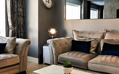 South Beach House: Mobilia, Interior Design, Soggiorno, Tessile, Divano, Casa, Pavimentazione, Lancia Cuscino, Pavimento, Illuminazione