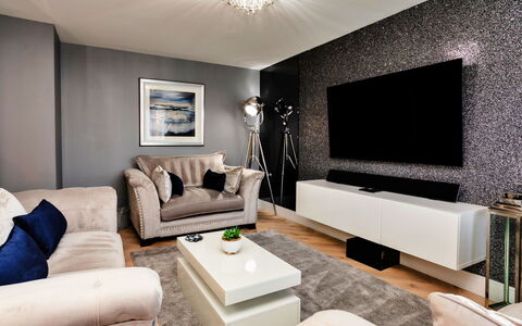 South Beach House: Mobilia, Interior Design, Parete, Pavimentazione, Soggiorno, Divano, Pavimento, Casa, Televisione, Soffitto
