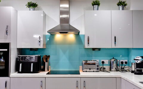 South Beach House: Elettrodomestico Da Cucina, Cucina, Controsoffitto, Apparecchio Major, Interior Design, Cabinetry, Elettrodomestico, Mobilia, Pavimentazione, Cucina Stufa