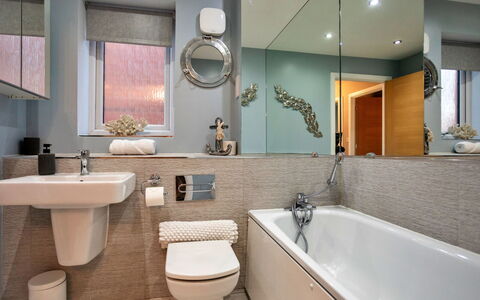 South Beach House: Bagno, Interior Design, Idraulico Fixture, Pavimentazione, Lavello, Specchio, Pavimento, Vasca Da Bagno, Rubinetto, Lavandino Del Bagno
