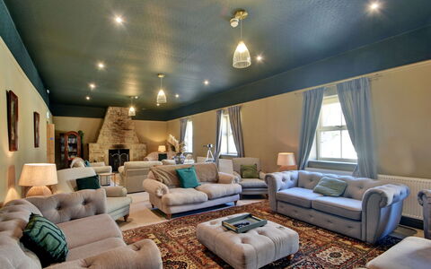 Blackton Farmhouse: Mobilia, Interior Design, Divano, Pavimentazione, Pavimento, Soffitto, Camera, Illuminazione, Soggiorno, Lampada