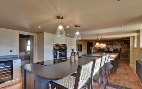 Blackton Farmhouse: Mobilia, Interior Design, Cucina, Pavimentazione, Controsoffitto, Lampada, Legna, Soffitto, Cabinetry, Pavimento